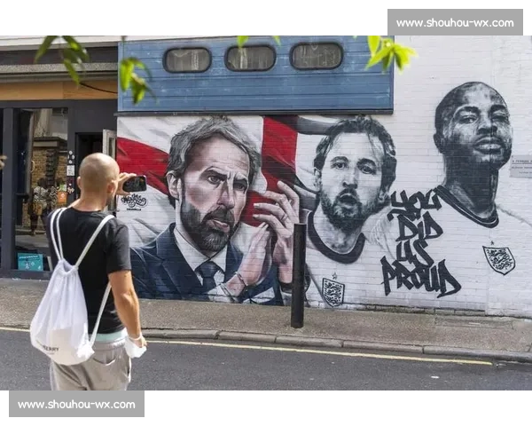 伦敦街头的冠军舞步！凯莉激情热舞点燃英格兰女足卫冕狂欢